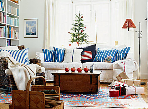 石榴,木质,箱子,正面,白色,沙发,蓝色,条纹,散落,垫子,仰视,窗户,客厅,装饰,圣诞节