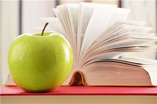 构图,青苹果,书本,桌子