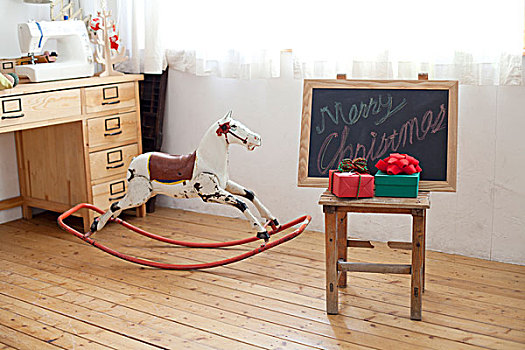 孩子,室内,圣诞礼物,摇摆木马,黑板