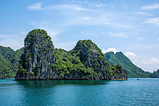 越南广宁鸿基市下龙湾海上石林