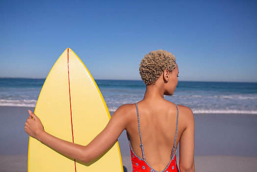 女人,泳衣,站立,冲浪板,海滩,阳光