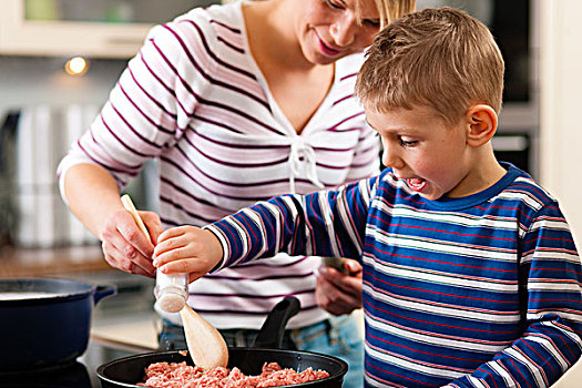 家庭,烹调,厨房,母亲,制作,意大利面条沙司,儿子,放,盐
