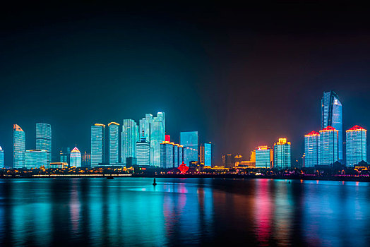 中国山东省青岛市浮山湾海滨夜景