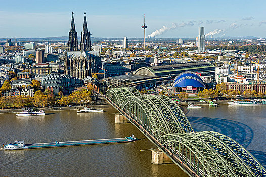 风景,俯视,莱茵河,历史,中心,货船,博物馆,科隆大教堂,霍恩佐伦大桥,中央车站,音乐,圆顶,后面,电视塔,科隆,北莱茵威斯特伐利亚,德国,欧洲