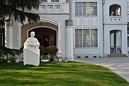 花园洋房与雕像