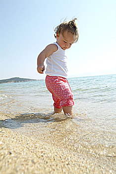 女孩,沙滩,水,序列,人,孩子,幼儿,1-2岁,全身,赤足,学习过程,度假,晴朗,户外,海滩,海洋