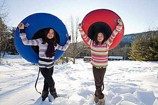 两个女孩,雪,管