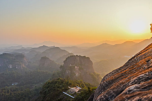 山,丹霞,河流,蓝天,黄昏,大气,田野,水电站,村庄,驴友,旅行,地质公园,丹霞地貌,绿色,灌木,树,草,水潭,素材,平面设计