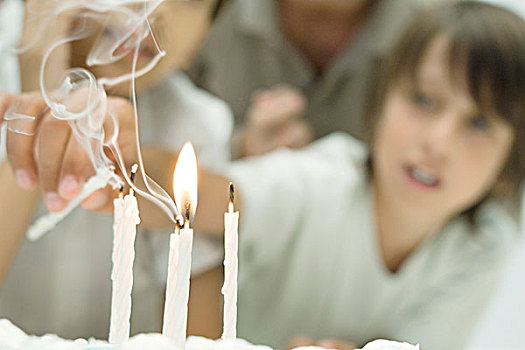 男孩,蜡烛,生日蛋糕,前景聚焦
