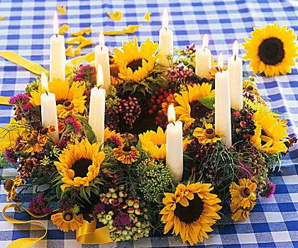 花环,向日葵,荚莲属植物,浆果,蜡烛