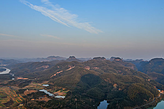 山,丹霞,河流,蓝天,黄昏,大气,田野,水电站,村庄,驴友,旅行,地质公园,丹霞地貌,绿色,灌木,树,草,水潭,素材,平面设计