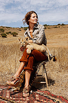 漂亮,坐,女人,凳子,草原,幼狮,非洲