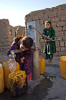阿富汗,孩子,收集,饮用水,手,泵,露营,人,近郊,城市,赫拉特,许多人,遥远,安静,寻找
