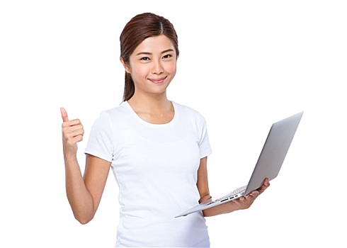 亚洲女性,使用,笔记本电脑,竖大拇指