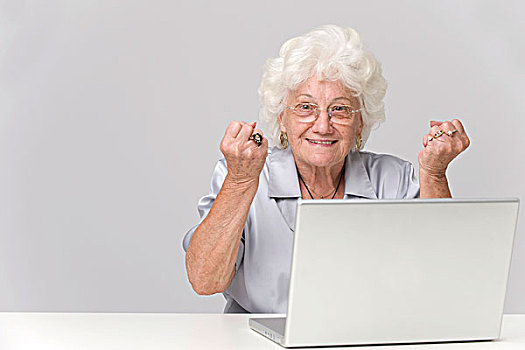 老人,女人,欢呼,笔记本电脑
