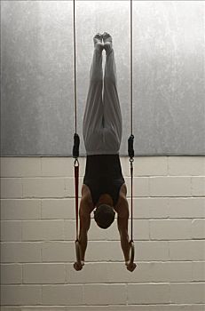 男性,体操运动员,平衡性,倒立,后视图