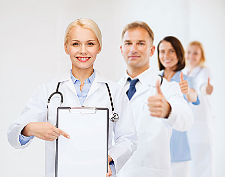 医药健康,概念,微笑,女医生,指向,写字板,留白,团队,背影