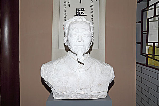 程华农雕像
