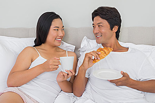 幸福伴侣,吃早餐,床上