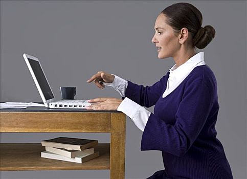 女青年,打字,键盘,笔记本电脑