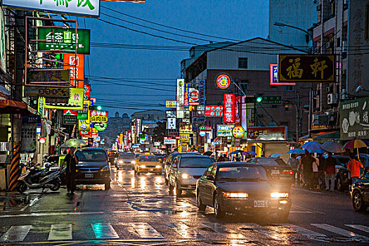 台湾台中市西屯区逢甲夜市前文华路夜景