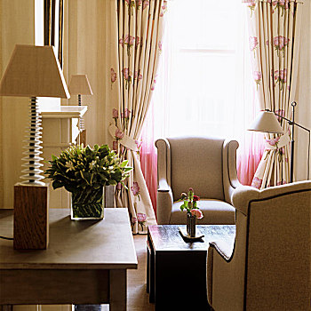 台灯,桌上,靠近,休闲,区域,优雅,扶手椅,茶几,正面,窗户,汇集,帘