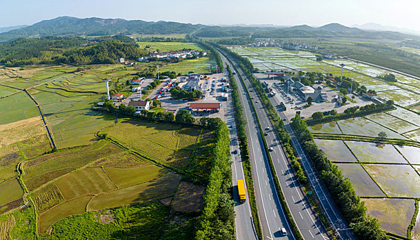 江西金溪,路畅景美