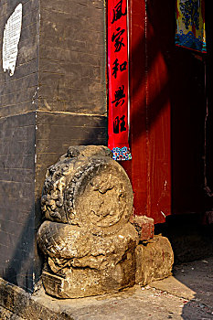 北京胡同里破旧的抱鼓石门墩