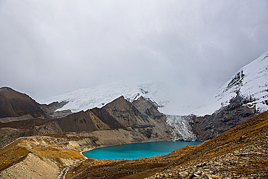 雪山下的蓝色堰塞湖