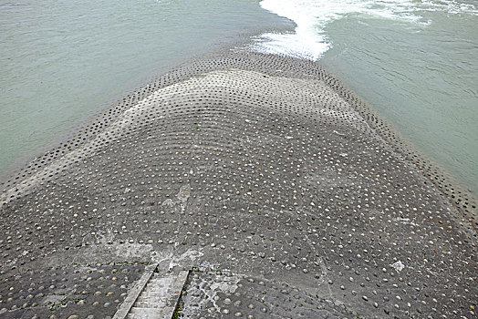 中国四川成都都江堰水利工程鱼嘴,v-shaped,dike,hydraulic,engineering,dujiangyan,chengdu,sichuan,china