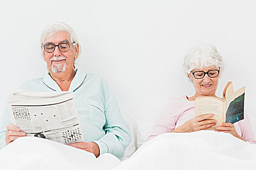 高兴,老年,夫妻,读,床上