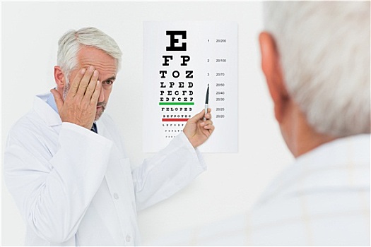 儿科医生,眼科医生,老人,病人,指点,视力表