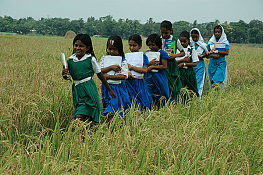 一群孩子,上学,孟加拉,五月,2007年