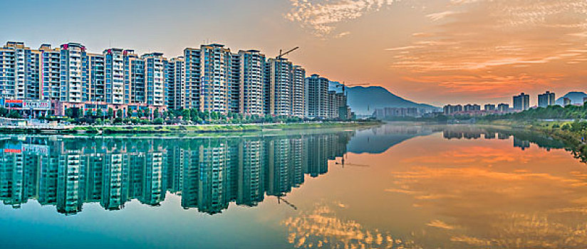 全景,建筑群,高楼,河,灯,夜景,夕阳,倒影,云霞,乌云,城市夜景,草,剪影,风光,水面,奇景