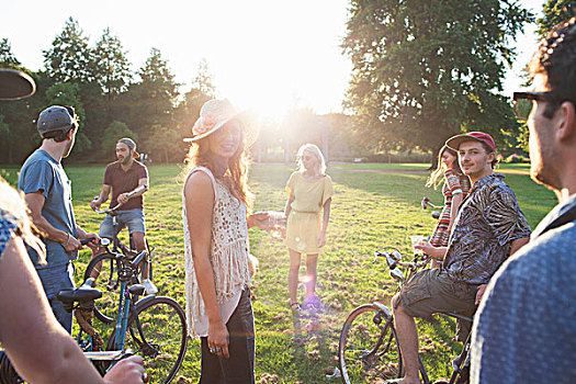 群体,聚会,成年,到达,公园,自行车,日落