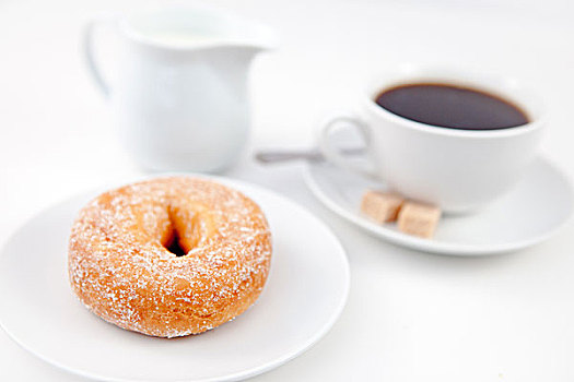 油炸圈饼,糖粉,一杯咖啡,白色背景,盘子,糖,牛奶