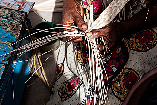 非洲,坦桑尼亚,桑给巴尔岛,特写,女人,编织,市场