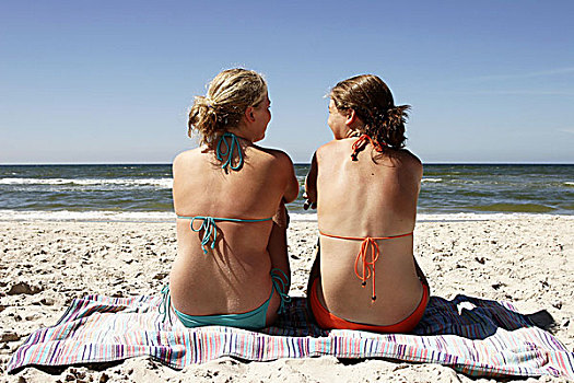 海滩,女孩,两个,坐,序列,人,青少年,朋友,13-16岁,黑发,金发,泳衣,比基尼,放松,复原,夏天,海洋,度假,休闲,晴朗,日光浴,全身