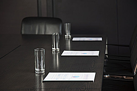 会议桌,杯子,文件