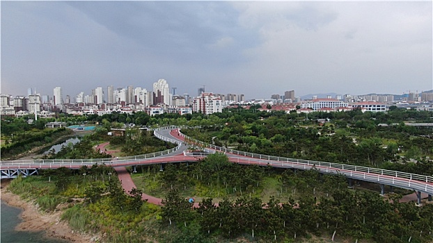 山东省日照市,海边乌云密布山雨欲来,雷阵雨转眼即到