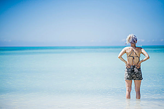 后视图,女人,站立,蓝色海洋,向外看,阿鲁巴,小安的列斯群岛