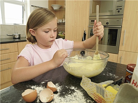 女孩,6-8岁,站立,厨房,混合,面粉,蛋,牛奶,玻璃碗,木勺