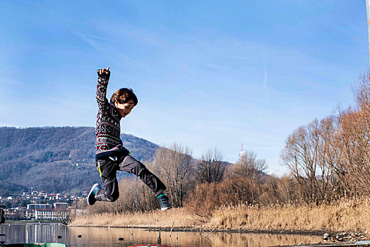 男孩,跳跃,半空,湖岸,科摩湖,莱科,伦巴第,意大利