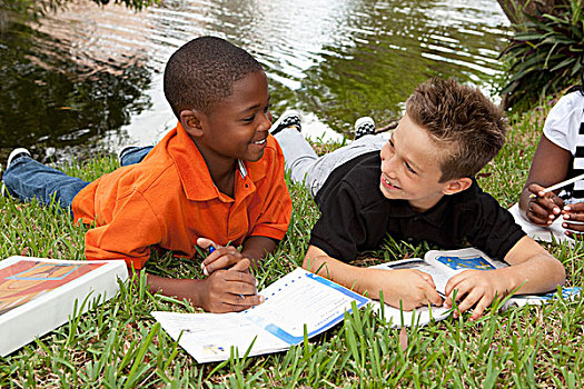 劳德代尔堡,佛罗里达,美国,两个男孩,功课,公园