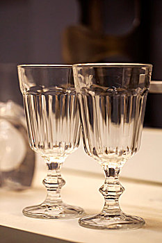 两个透明的玻璃酒杯