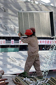 奥协场馆施工现场的工人