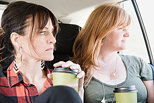 两个女人,汽车,拿着,咖啡杯