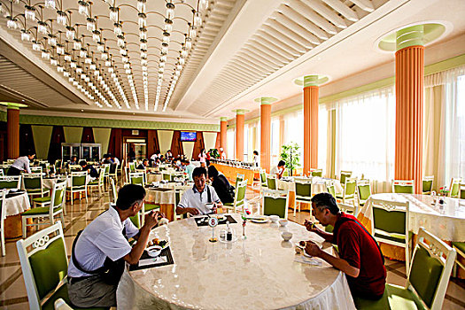 中国游客在朝鲜平壤西山饭店的早餐自助餐