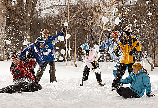 四个人,户外,帽子,外套,围巾,活力,打雪仗