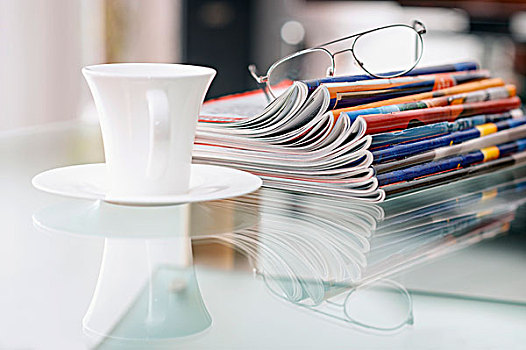 静物,杂志,咖啡杯,一对,眼镜,玻璃桌